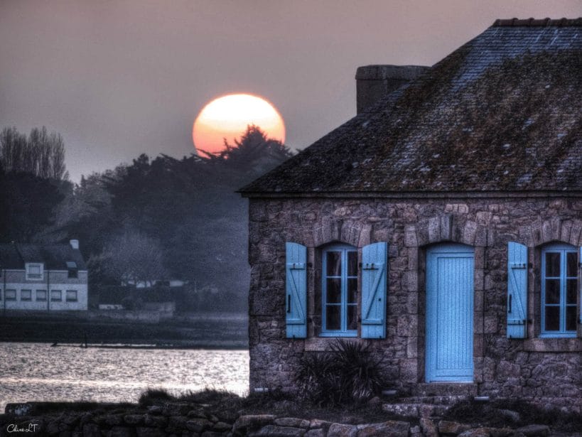 maison bleu saint cado morbihan coucher soleil