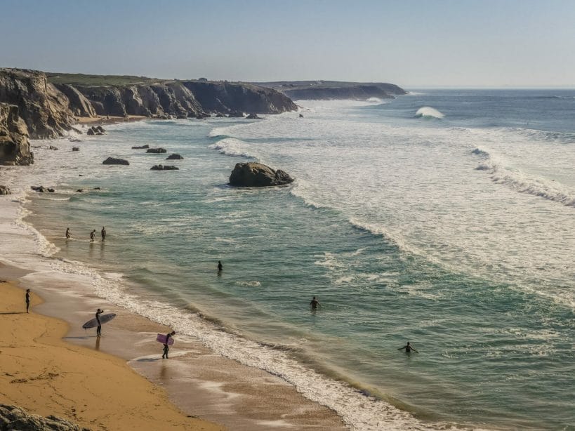 plage et surfeurs cote sauvage quiberon bretagne